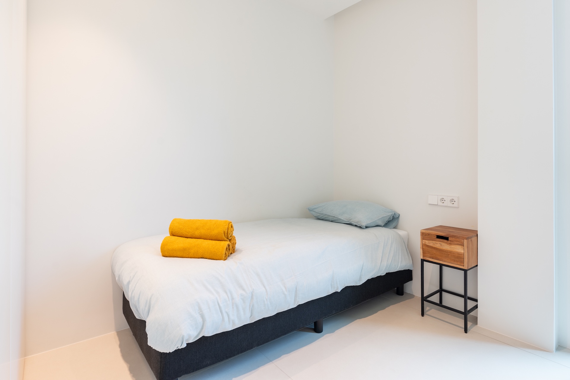 Resa Estates 3 slaapkamers Talamanca te koop sale Ibiza single bedroom.jpg